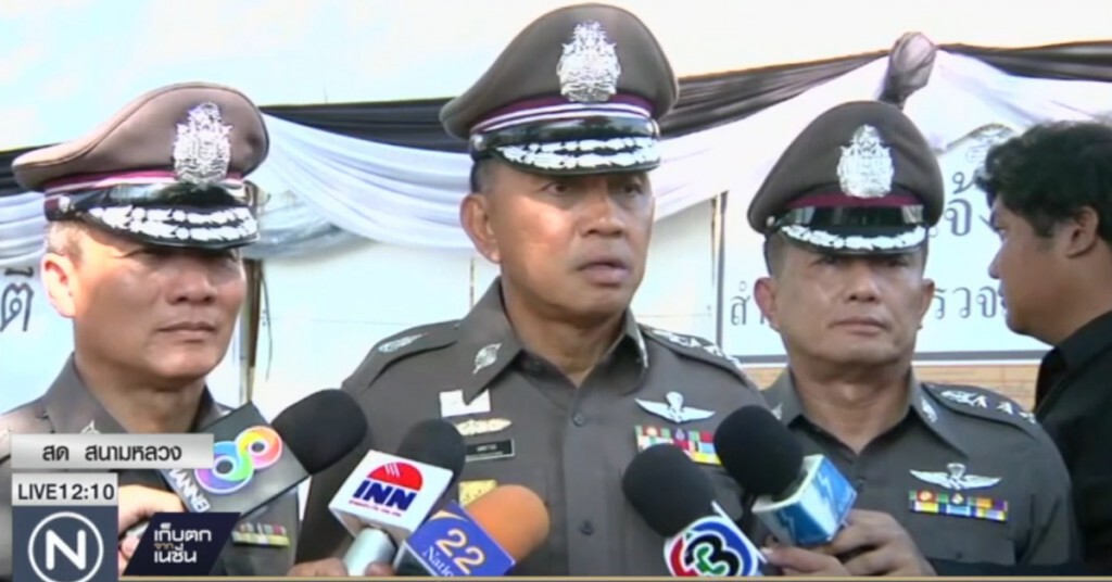 แสดงบัตรประชาชนก่อนเข้า "สนามหลวง"