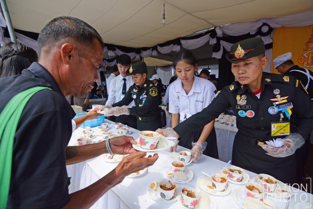 สมเด็จพระบรมฯ ทรงห่วงใยพสกนิกร ให้นำอาหารมาแจกประชาชนที่ท้องสนามหลวง สมเด็จพระบรมฯ ทรงห่วงใยพสกนิกร ให้นำอาหารมาแจกประชาชนที่ท้องสนามหลวง