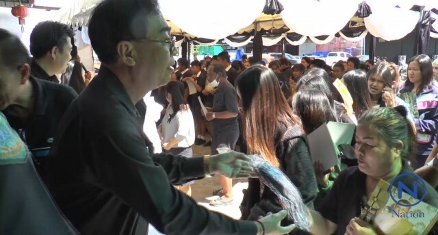 ร้านก๋วยเตี๋ยวมหาสารคามทำดี
ให้กินฟรี 500 ชาม-แจกเสื้อสีดำ ถวายเป็นพระราชกุศล