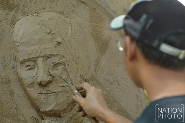 ศิลปิน ศิษย์เก่า นศ.ม.ศิลปากร วาดพระบรมสาทิสลักษณ์
เตรียมจัดแสดงในงาน"ศิลปากร...รวมใจถวายพ่อหลวง"