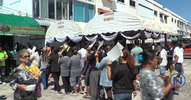 ร้านก๋วยเตี๋ยวมหาสารคามทำดี
ให้กินฟรี 500 ชาม-แจกเสื้อสีดำ ถวายเป็นพระราชกุศล