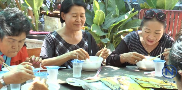 ร้านก๋วยเตี๋ยวมหาสารคามทำดี
ให้กินฟรี 500 ชาม-แจกเสื้อสีดำ ถวายเป็นพระราชกุศล