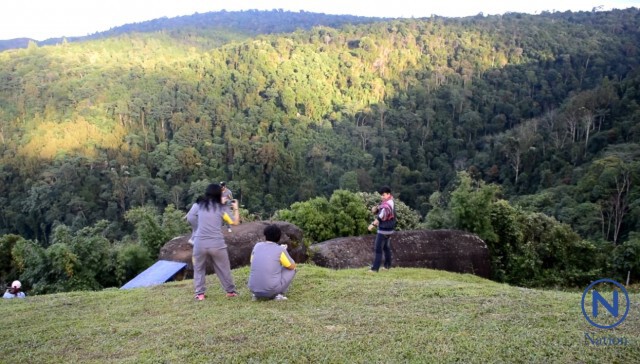 นทท.ขึ้นภูหินร่องกล้ารับลมหนาวคึกคัก
เช้าเย็นสบาย 16 องศา