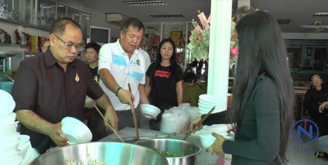 ร้านก๋วยเตี๋ยวมหาสารคามทำดี
ให้กินฟรี 500 ชาม-แจกเสื้อสีดำ ถวายเป็นพระราชกุศล