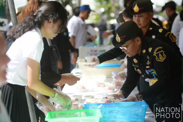 สมเด็จพระบรมฯ ทรงห่วงใยพสกนิกร ให้นำอาหารมาแจกประชาชนที่ท้องสนามหลวง