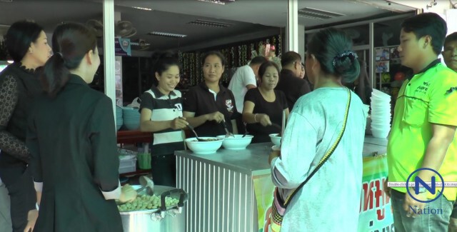 ร้านก๋วยเตี๋ยวมหาสารคามทำดี
ให้กินฟรี 500 ชาม-แจกเสื้อสีดำ ถวายเป็นพระราชกุศล