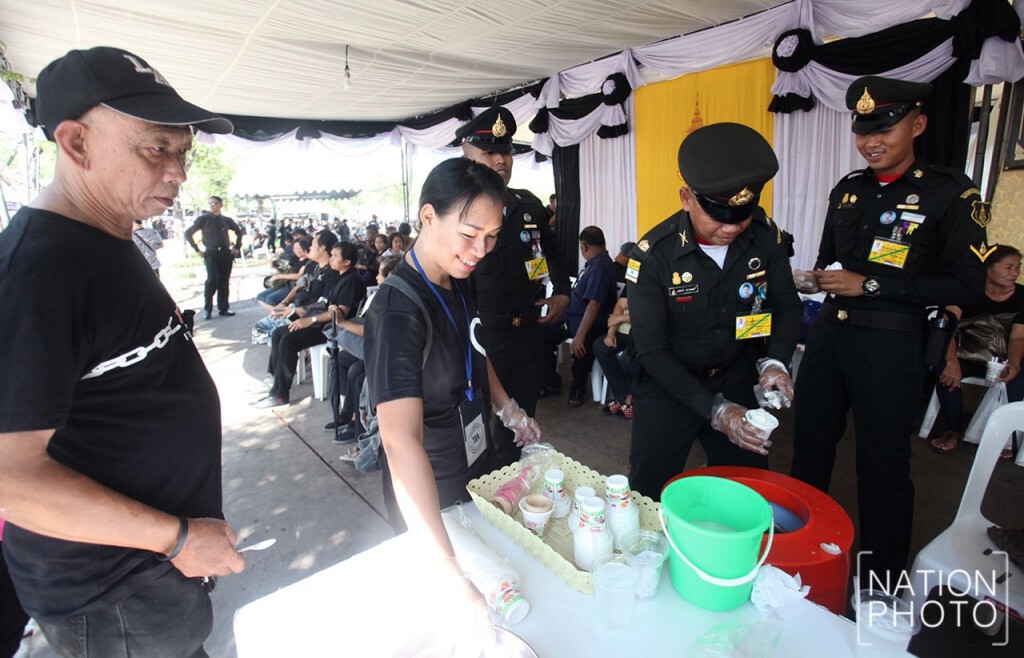 สมเด็จพระบรมฯ ทรงห่วงใยพสกนิกร ให้นำไอศกรีมรสกะทิ-น้ำเปล่า แจก ปชช. สมเด็จพระบรมฯ ทรงห่วงใยพสกนิกร ให้นำไอศกรีมรสกะทิ-น้ำเปล่า แจก ปชช.