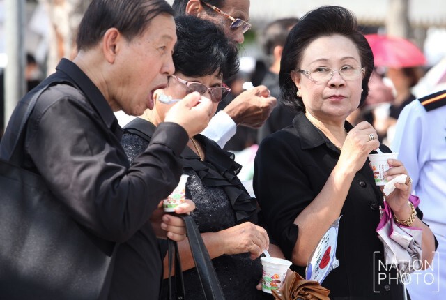 สมเด็จพระบรมฯ ทรงห่วงใยพสกนิกร ให้นำไอศกรีมรสกะทิ-น้ำเปล่า แจก ปชช.