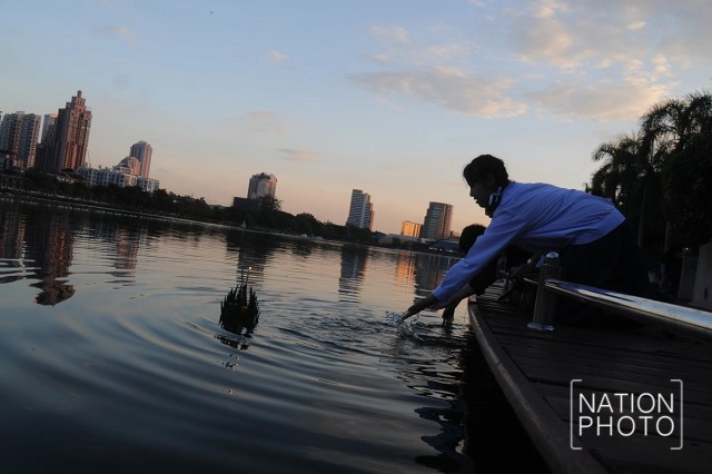 ชาวไทยและชาวต่างชาติ ร่วมลอยกระทงที่สวนเบญจกิติ