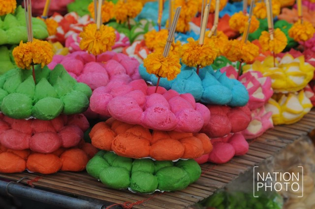 ชาวไทยและชาวต่างชาติ ร่วมลอยกระทงที่สวนเบญจกิติ