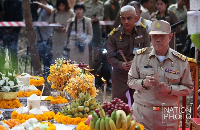 พิธีบวงสรวง ตัดไม้จันทน์หอม