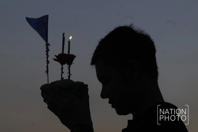 ชาวไทยและชาวต่างชาติ ร่วมลอยกระทงที่สวนเบญจกิติ