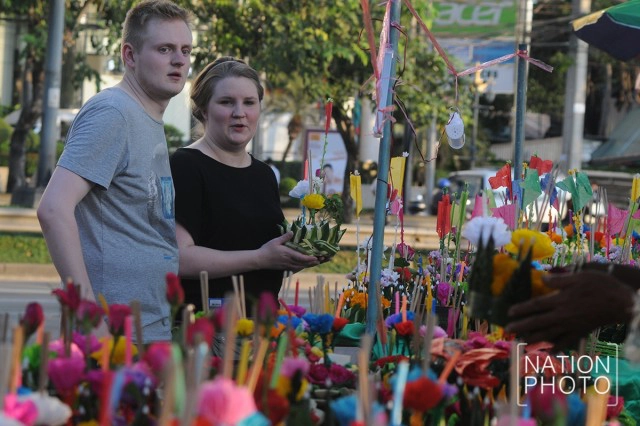 ชาวไทยและชาวต่างชาติ ร่วมลอยกระทงที่สวนเบญจกิติ