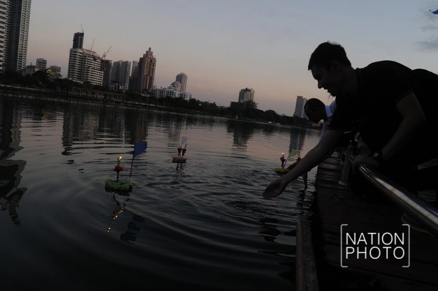 ชาวไทยและชาวต่างชาติ ร่วมลอยกระทงที่สวนเบญจกิติ