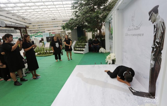 ปชช.ร่วมกราบภาพสามมิติ ในหลวง ร.9 พร้อมถ่ายภาพเป็นที่ระลึก