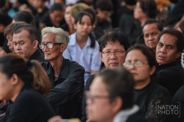 ภาพชุด3 พสกนิกร ต่อแถวรอกราบพระบรมศพเนืองแน่น
