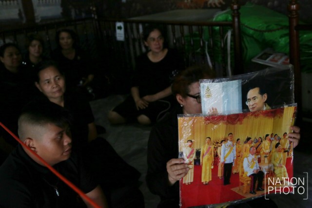 ภาพชุด2 พสกนิกร ต่อแถวรอกราบพระบรมศพเนืองแน่น