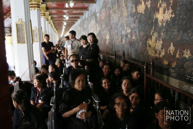 ภาพชุด2 พสกนิกร ต่อแถวรอกราบพระบรมศพเนืองแน่น