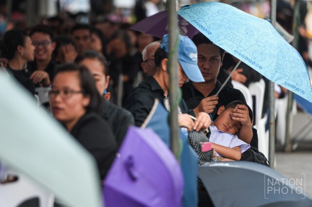 ภาพชุด3 พสกนิกร ต่อแถวรอกราบพระบรมศพเนืองแน่น