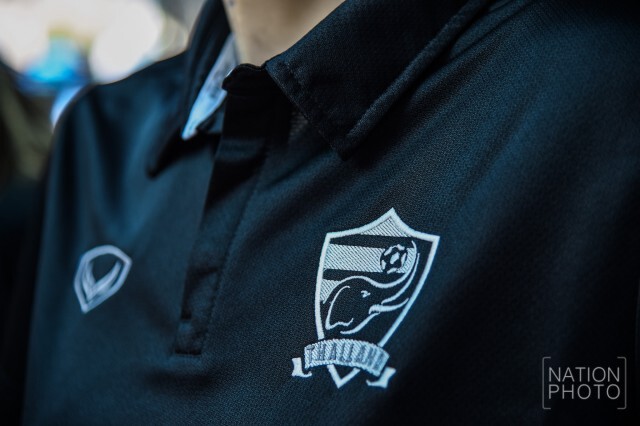 แฟนบอลเลือกซื้อเสื้อที่ช้อปแกรนด์สปอร์ต หัวหมาก 
ก่อนเข้าชมเกม ทีมช้างศึก พบ ออสเตรเลีย