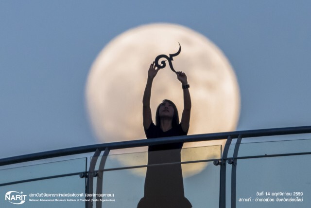 สดร.น้อมถวายภาพดวงจันทร์ เหนือพระที่นั่งดุสิตมหาปราสาท แด่ในหลวง ร.๙