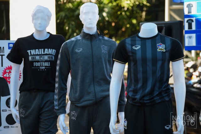 แฟนบอลเลือกซื้อเสื้อที่ช้อปแกรนด์สปอร์ต หัวหมาก 
ก่อนเข้าชมเกม ทีมช้างศึก พบ ออสเตรเลีย