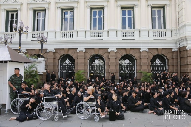 ภาพชุด1 พสกนิกร ต่อแถวรอกราบพระบรมศพเนืองแน่น