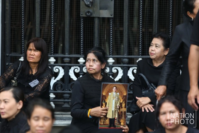 ภาพชุด1 พสกนิกร ต่อแถวรอกราบพระบรมศพเนืองแน่น