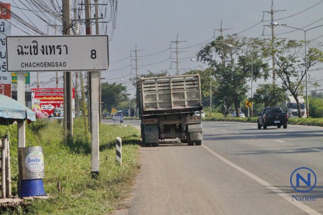 รถ 18 ล้อ ทำล้อหลุด!
พุ่งชนสาวอาชีวะกระเด็นตก จยย. โชคดีแค่เจ็บ