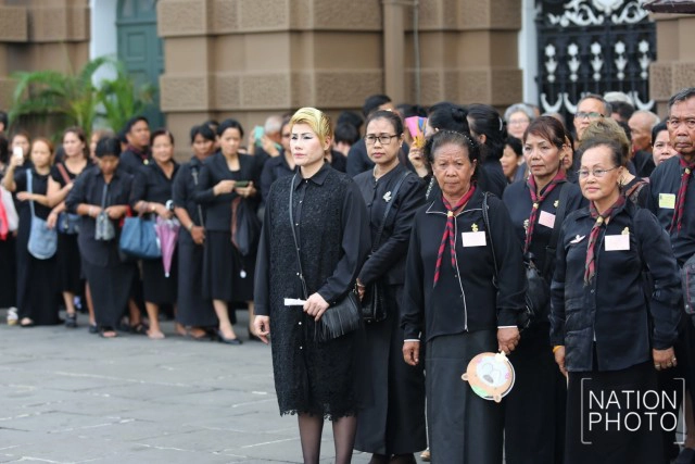 ภาพชุด1 พสกนิกร ต่อแถวรอกราบพระบรมศพเนืองแน่น