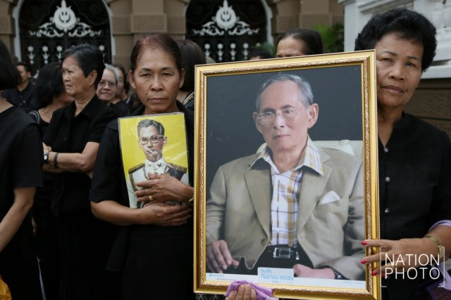 ภาพชุด1 พสกนิกร ต่อแถวรอกราบพระบรมศพเนืองแน่น