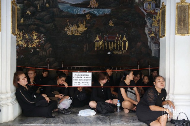 ภาพชุด2 พสกนิกร ต่อแถวรอกราบพระบรมศพเนืองแน่น