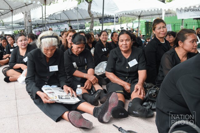 ภาพชุด3 พสกนิกร ต่อแถวรอกราบพระบรมศพเนืองแน่น