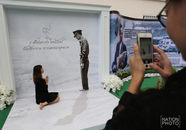 ปชช.ร่วมกราบภาพสามมิติ ในหลวง ร.9 พร้อมถ่ายภาพเป็นที่ระลึก