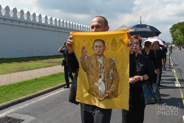ภาพชุด3 พสกนิกร ต่อแถวรอกราบพระบรมศพเนืองแน่น