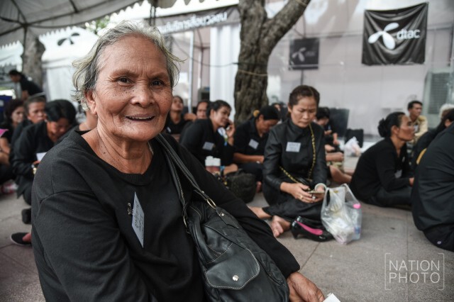 2 คุณยายวัย 87 กับความรู้สึกที่เดินทางมาสักการะพระบรมศพเบื้องหน้าพระบรมโกศ