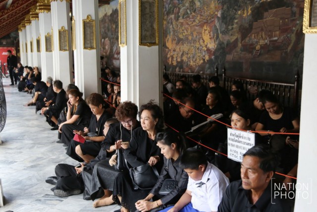 ภาพชุด2 พสกนิกร ต่อแถวรอกราบพระบรมศพเนืองแน่น