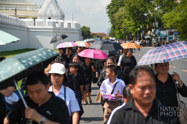 ภาพชุด3 พสกนิกร ต่อแถวรอกราบพระบรมศพเนืองแน่น