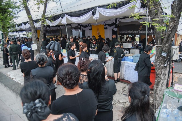 สมเด็จพระบรมฯ โปรดเกล้าฯ นำ"ข้าวปลาซาบะ"มาแจกปชช.ในท้องสนามหลวง