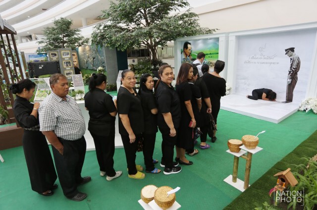 ปชช.ร่วมกราบภาพสามมิติ ในหลวง ร.9 พร้อมถ่ายภาพเป็นที่ระลึก