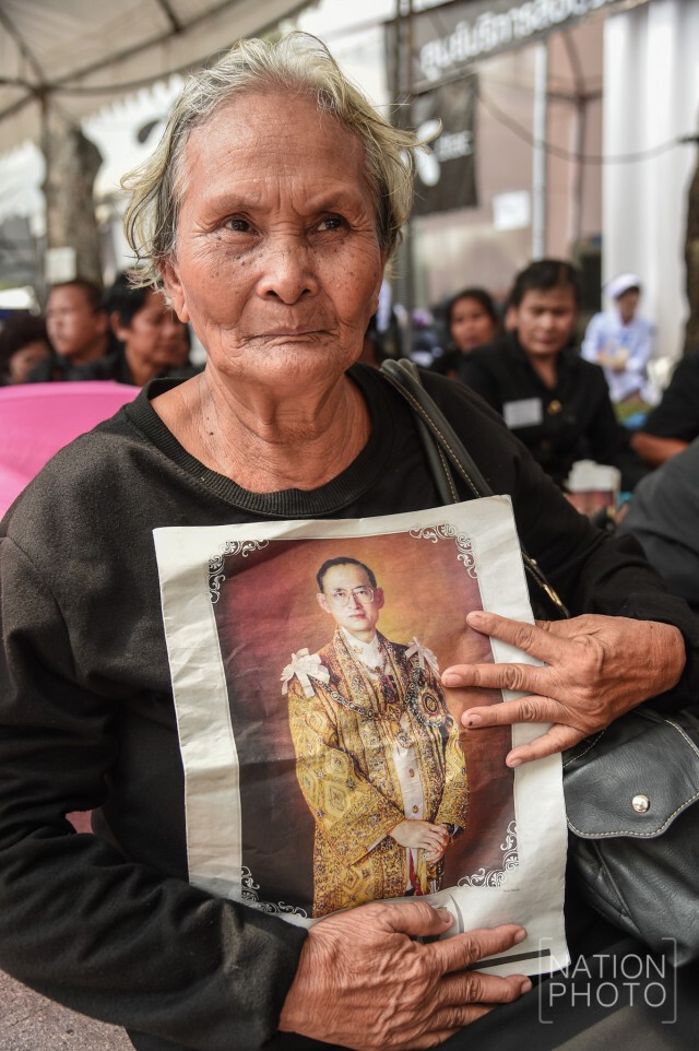 2 คุณยายวัย 87 กับความรู้สึกที่เดินทางมาสักการะพระบรมศพเบื้องหน้าพระบรมโกศ