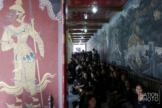ภาพชุด2 พสกนิกร ต่อแถวรอกราบพระบรมศพเนืองแน่น