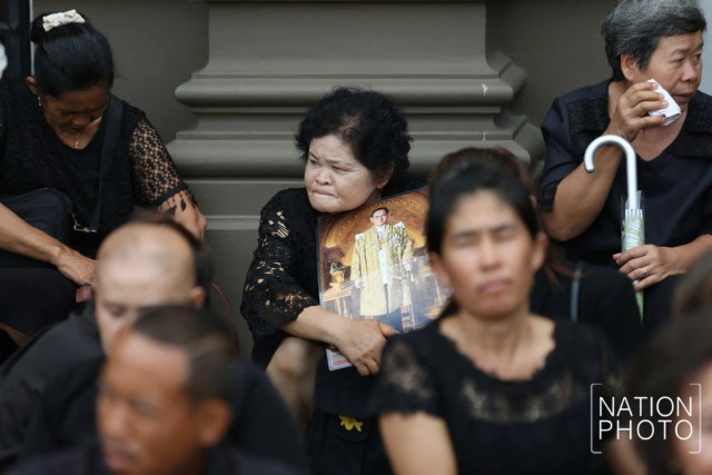 ภาพชุด1 พสกนิกร ต่อแถวรอกราบพระบรมศพเนืองแน่น