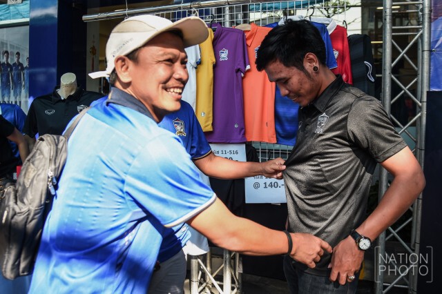 แฟนบอลเลือกซื้อเสื้อที่ช้อปแกรนด์สปอร์ต หัวหมาก 
ก่อนเข้าชมเกม ทีมช้างศึก พบ ออสเตรเลีย