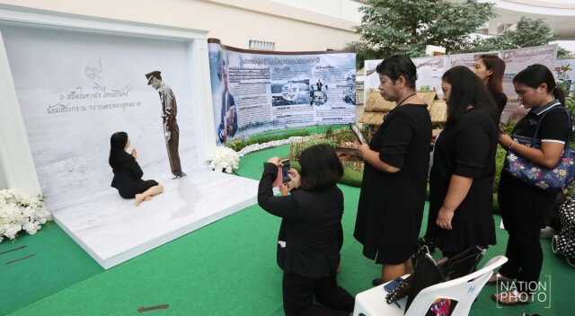 ปชช.ร่วมกราบภาพสามมิติ ในหลวง ร.9 พร้อมถ่ายภาพเป็นที่ระลึก