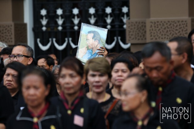 ภาพชุด2 พสกนิกร ต่อแถวรอกราบพระบรมศพเนืองแน่น