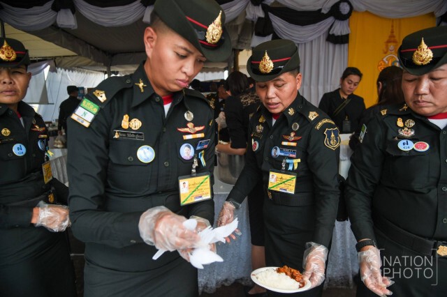 สมเด็จพระบรมฯ โปรดเกล้าฯ นำ"ข้าวปลาซาบะ"มาแจกปชช.ในท้องสนามหลวง