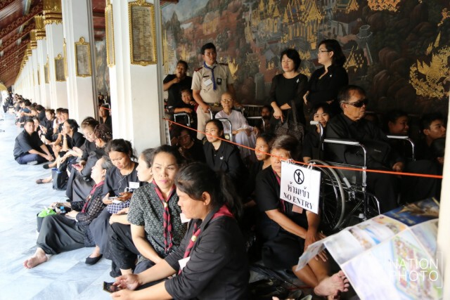 ภาพชุด2 พสกนิกร ต่อแถวรอกราบพระบรมศพเนืองแน่น