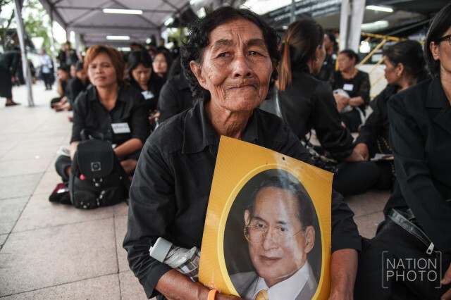 2 คุณยายวัย 87 กับความรู้สึกที่เดินทางมาสักการะพระบรมศพเบื้องหน้าพระบรมโกศ