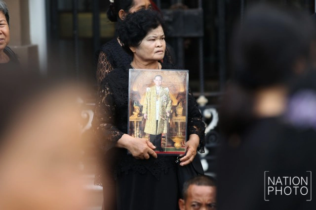 ภาพชุด1 พสกนิกร ต่อแถวรอกราบพระบรมศพเนืองแน่น